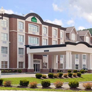 Photo of the outside of the Ellicottville Wingate by Wyndham